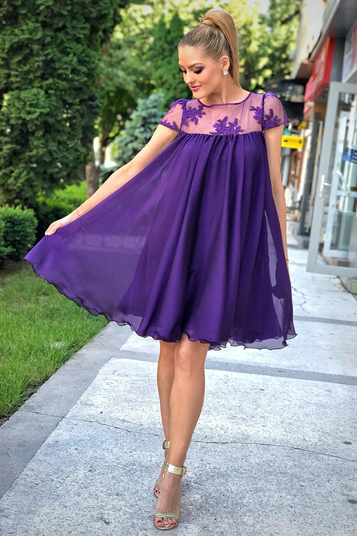 Abito svasato viola Artista in tessuto georgette con décolleté in tulle floreale