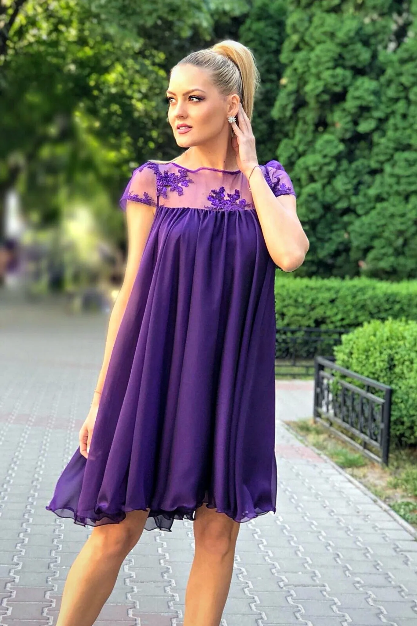 Abito svasato viola Artista in tessuto georgette con décolleté in tulle floreale