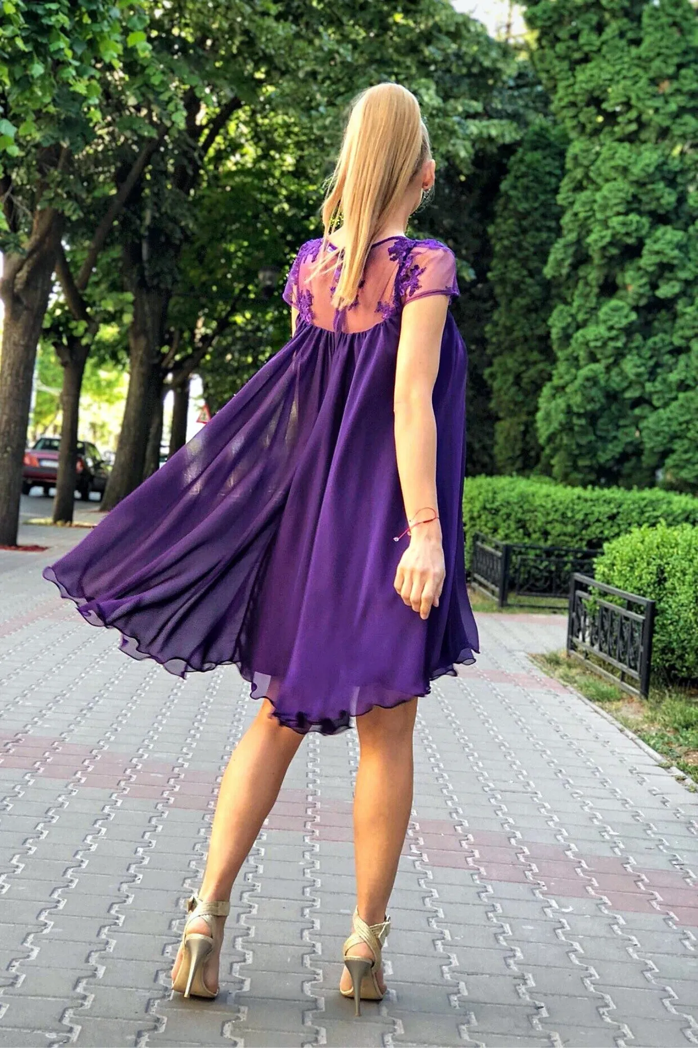 Abito svasato viola Artista in tessuto georgette con décolleté in tulle floreale