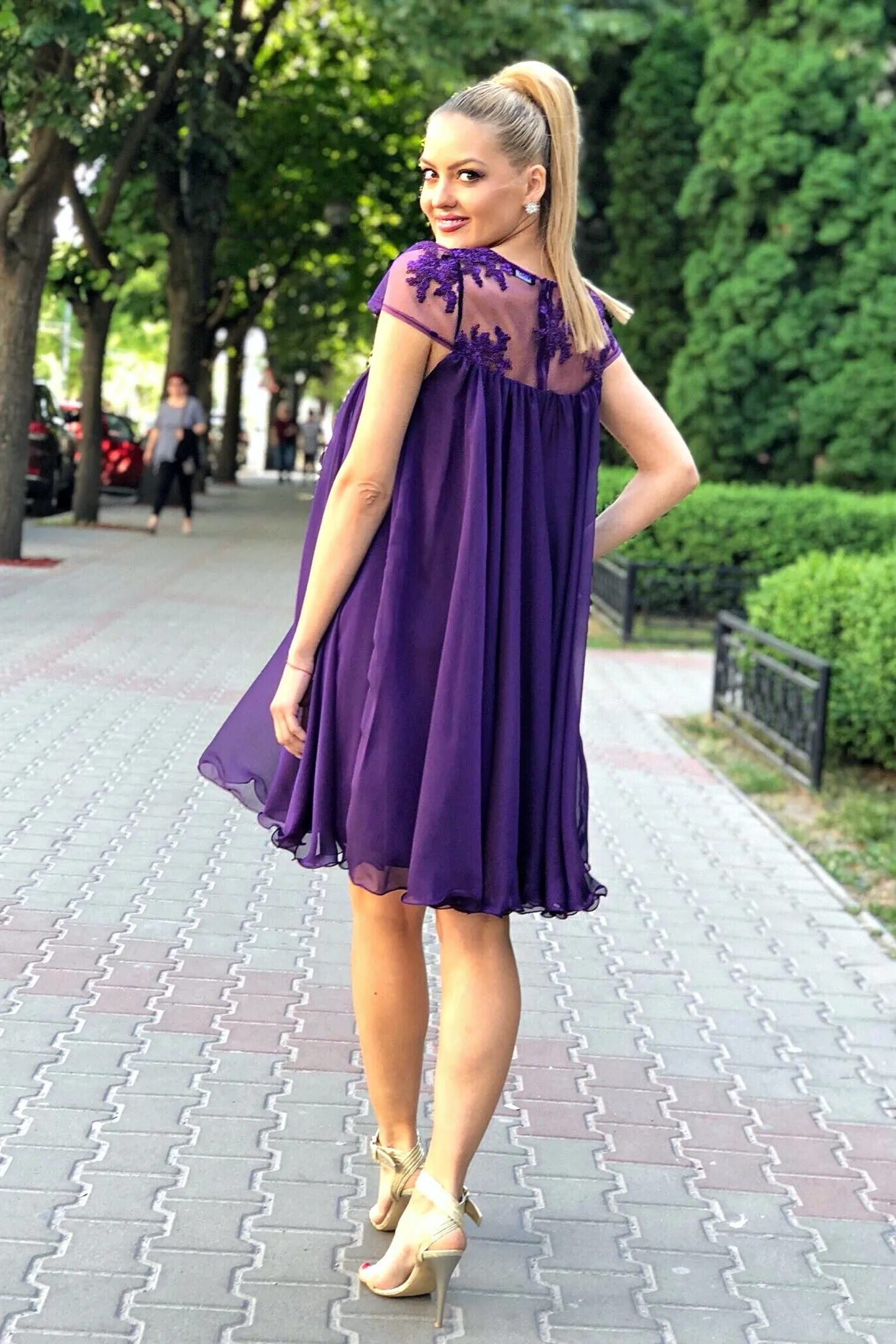 Abito svasato viola Artista in tessuto georgette con décolleté in tulle floreale