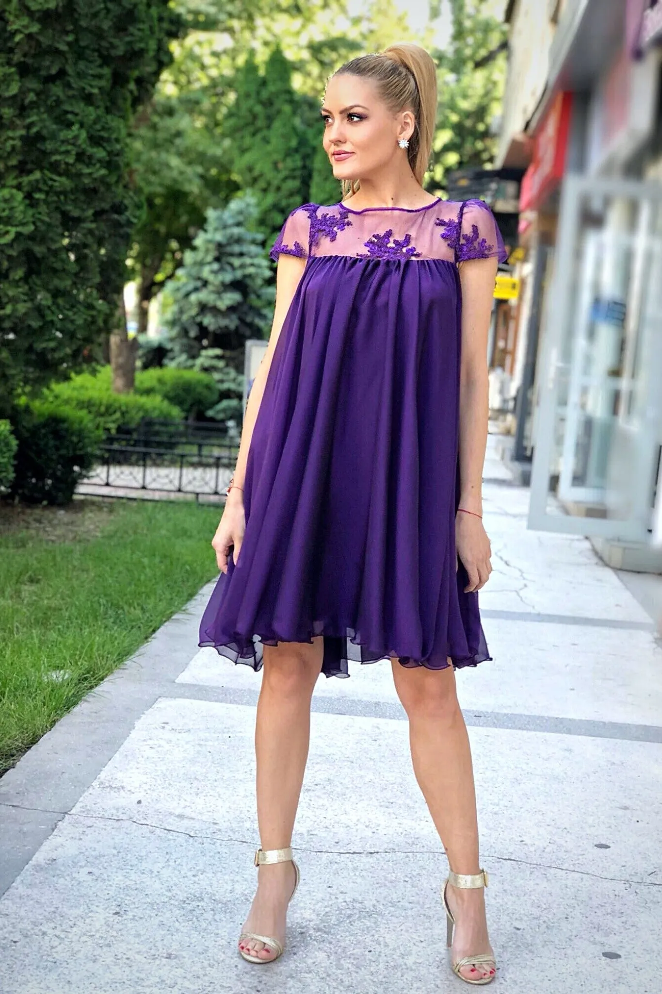 Abito svasato viola Artista in tessuto georgette con décolleté in tulle floreale