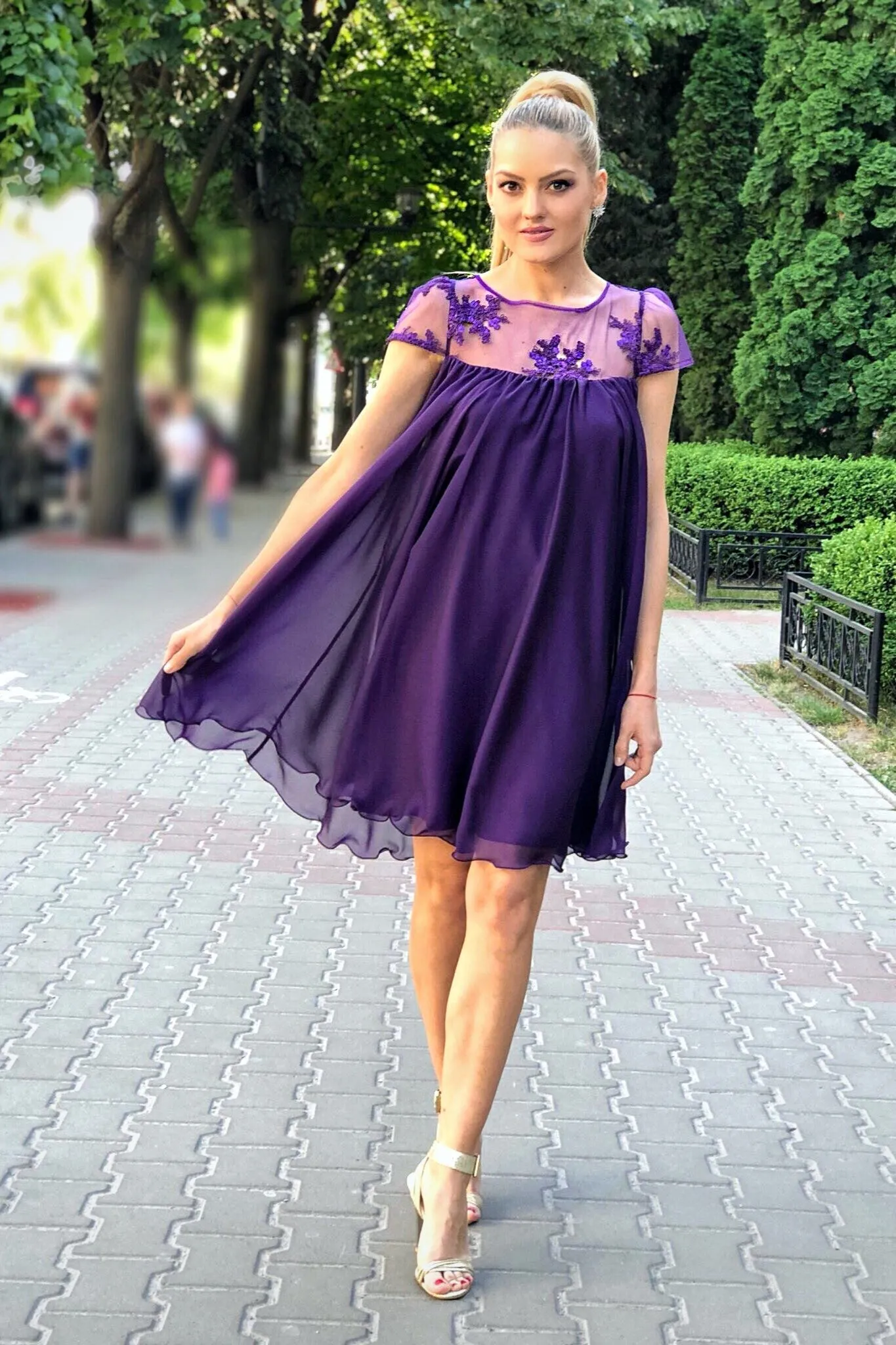 Abito svasato viola Artista in tessuto georgette con décolleté in tulle floreale