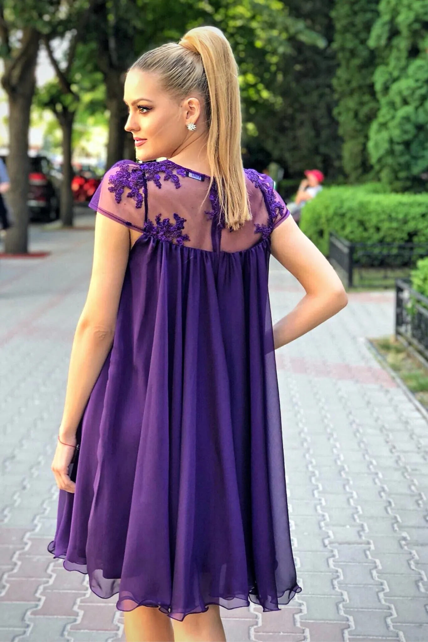 Abito svasato viola Artista in tessuto georgette con décolleté in tulle floreale