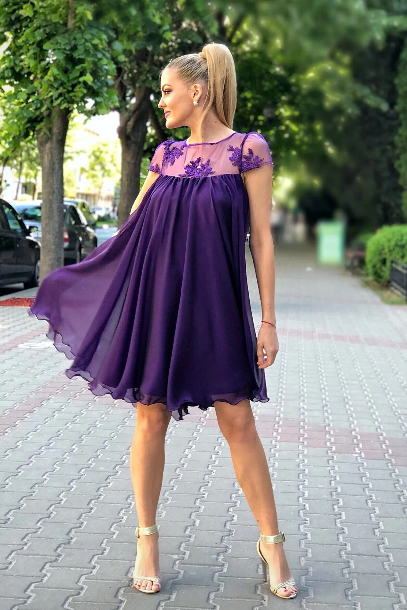 Abito svasato viola Artista in tessuto georgette con décolleté in tulle floreale