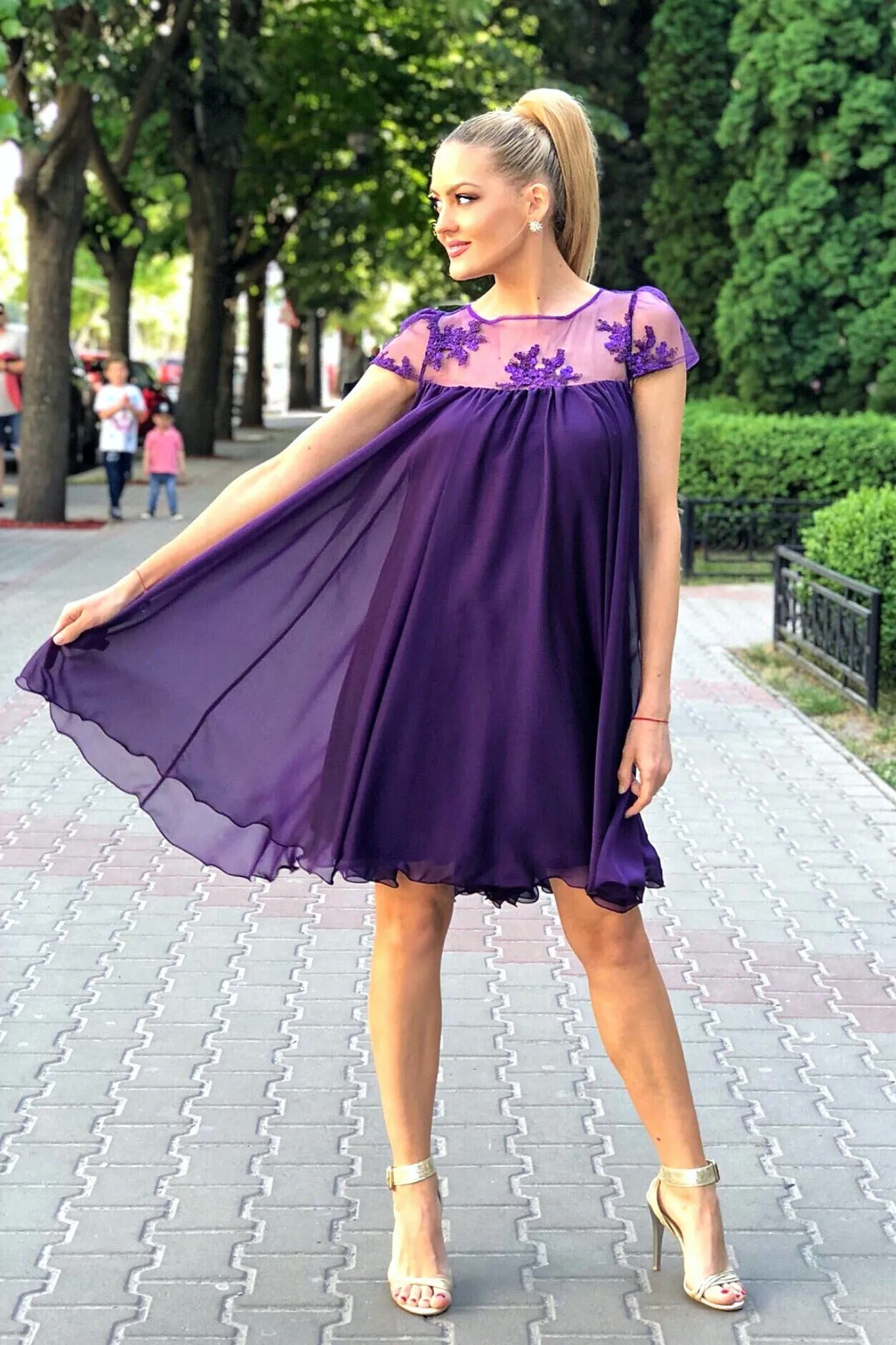 Abito svasato viola Artista in tessuto georgette con décolleté in tulle floreale