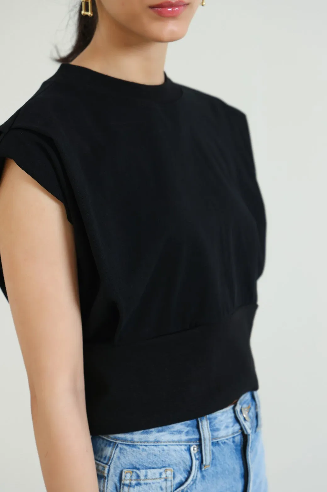 CROPPED SHOULDER TEE