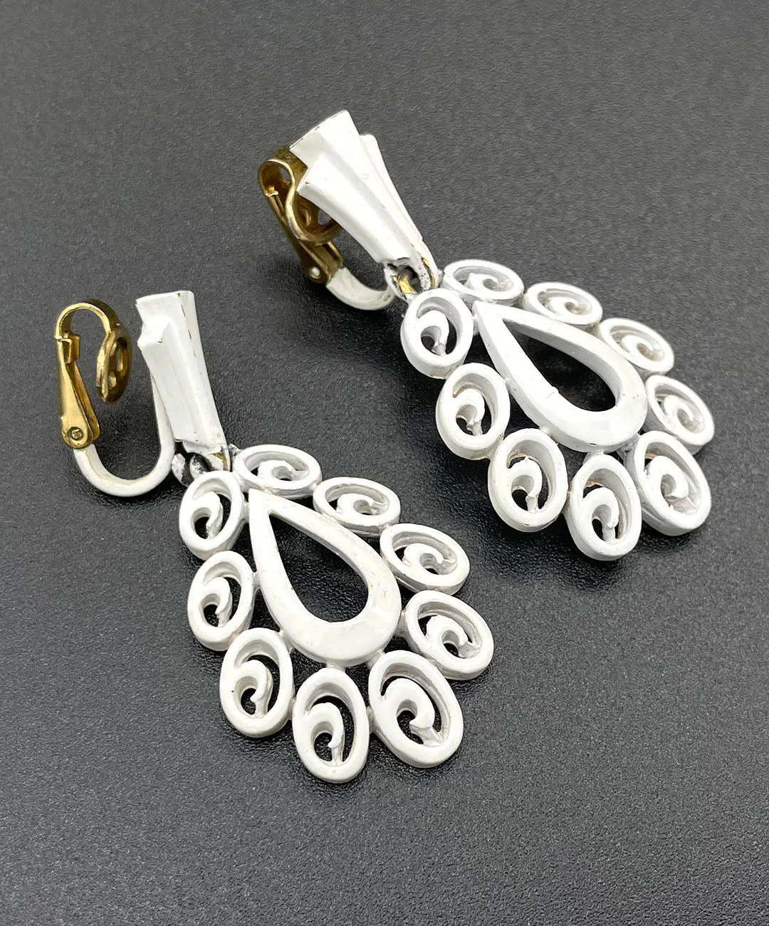 【USA輸入】 ヴィンテージ TRIFARI ホワイト エナメル イヤリング/Vintage TRIFARI White Enamel Clip On Earrings