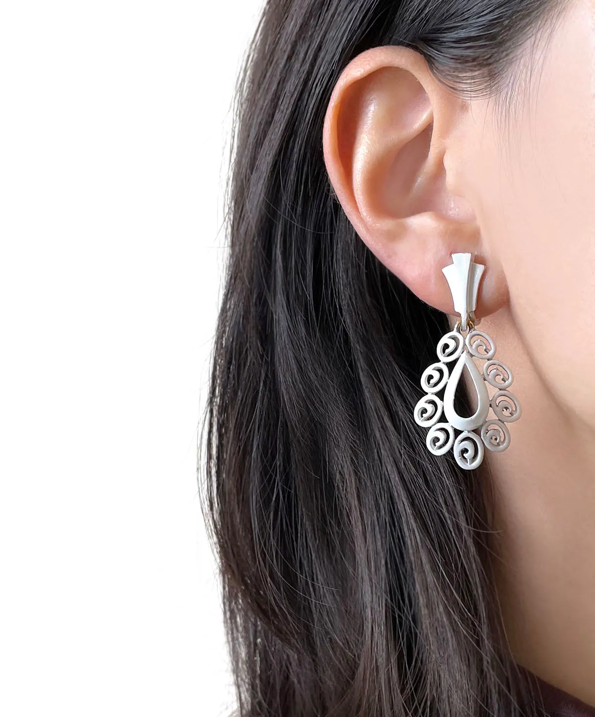 【USA輸入】 ヴィンテージ TRIFARI ホワイト エナメル イヤリング/Vintage TRIFARI White Enamel Clip On Earrings