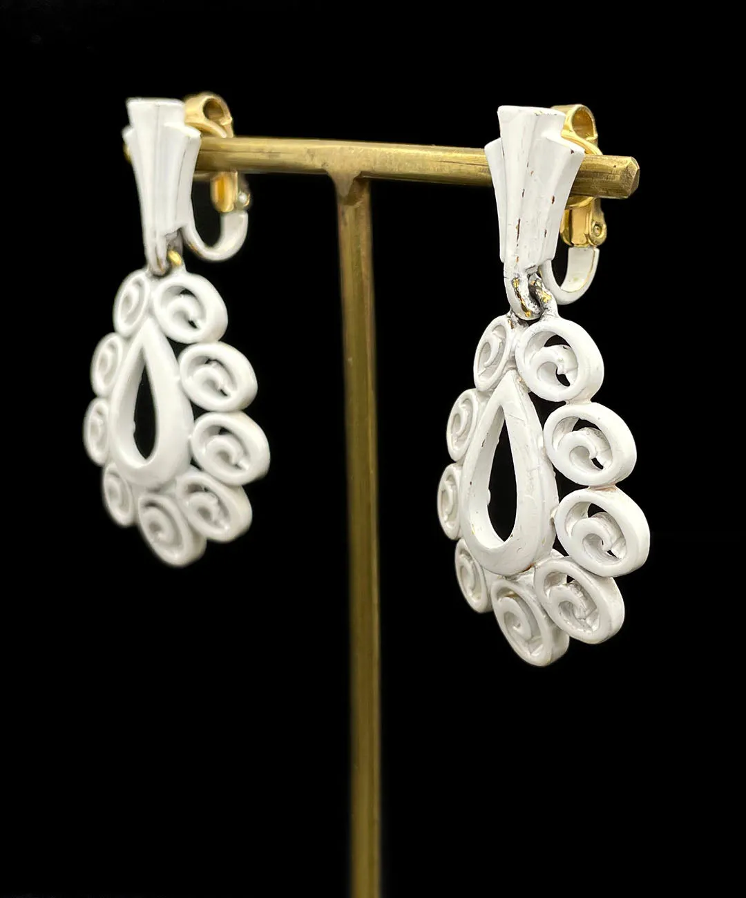 【USA輸入】 ヴィンテージ TRIFARI ホワイト エナメル イヤリング/Vintage TRIFARI White Enamel Clip On Earrings