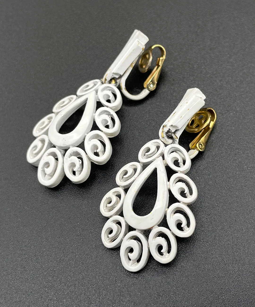 【USA輸入】 ヴィンテージ TRIFARI ホワイト エナメル イヤリング/Vintage TRIFARI White Enamel Clip On Earrings