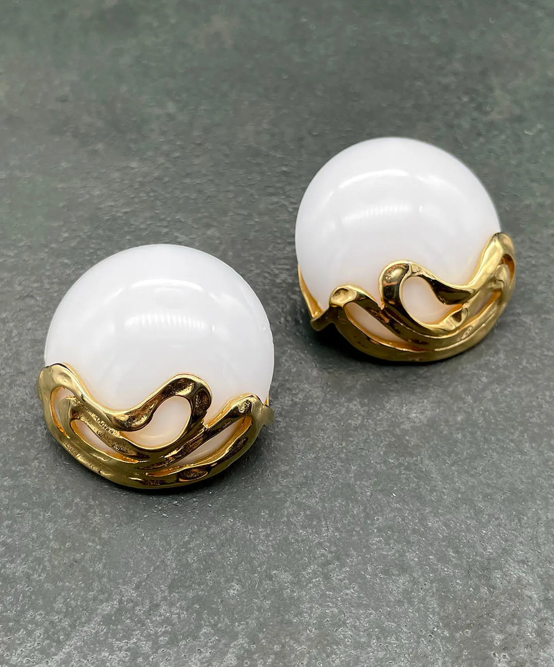 【USA輸入】ヴィンテージ Fernando Originals ホワイト カボション イヤリング/Vintage Fernando Originals White Cabochon Clip On Earrings