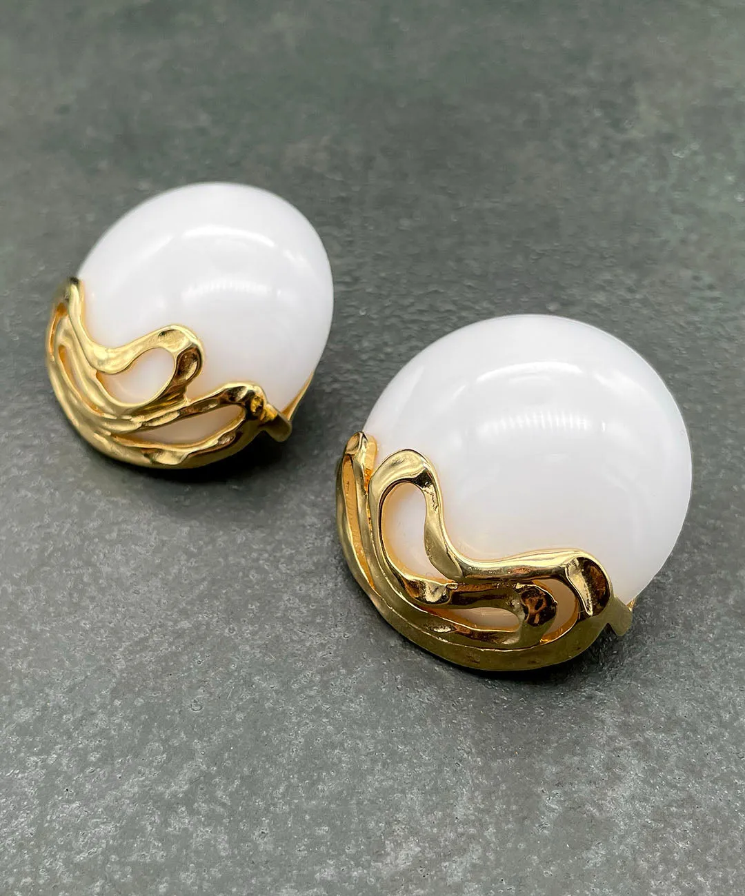 【USA輸入】ヴィンテージ Fernando Originals ホワイト カボション イヤリング/Vintage Fernando Originals White Cabochon Clip On Earrings