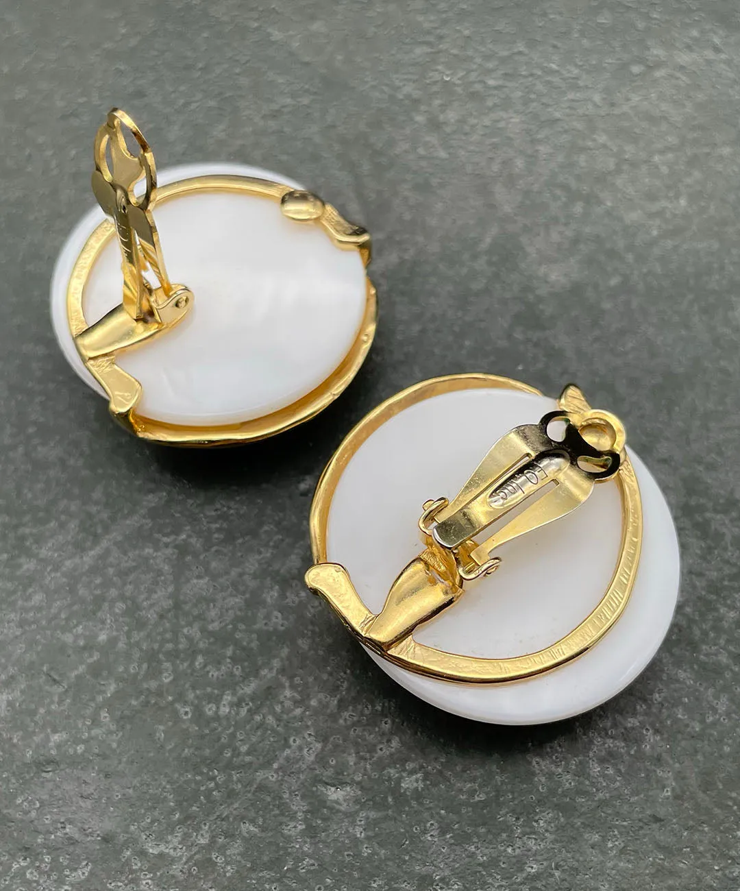 【USA輸入】ヴィンテージ Fernando Originals ホワイト カボション イヤリング/Vintage Fernando Originals White Cabochon Clip On Earrings