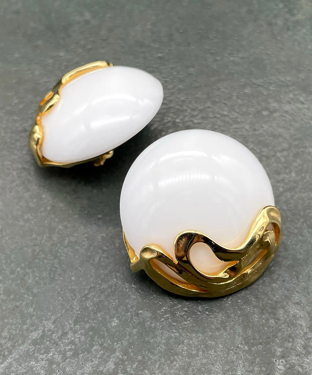 【USA輸入】ヴィンテージ Fernando Originals ホワイト カボション イヤリング/Vintage Fernando Originals White Cabochon Clip On Earrings