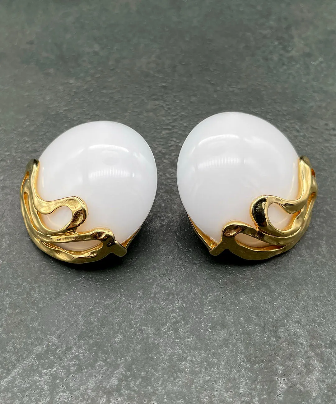 【USA輸入】ヴィンテージ Fernando Originals ホワイト カボション イヤリング/Vintage Fernando Originals White Cabochon Clip On Earrings