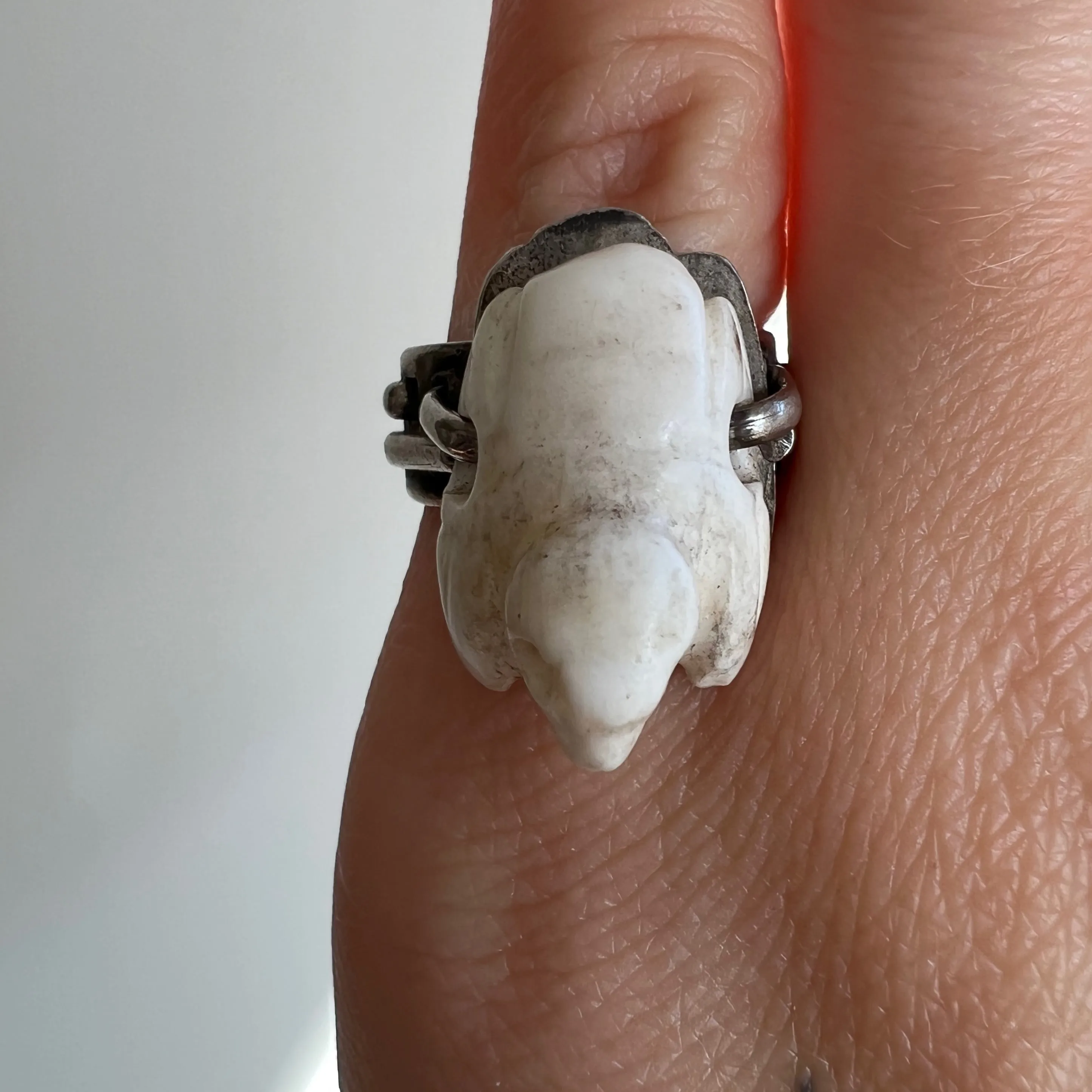 V I N T A G E // seated bird / sterling silver artisan carved bird ring / size 3.5-3.75